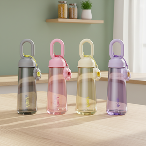 Bouteille d'eau portable en plastique avec fleur en silicone, grande capacité, gourde de sport avec poignée, gobelet anti-fuite pour écoliers et écolières - Product Image 1