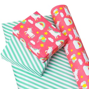 Rollo de Papel Decorativo Ecológico Reciclable con Diseño de Unicornio, Rojo con Estrellas y Nubes, Recubierto de PE por Ambos Lados, para Envolver Regalos - Product Image 2