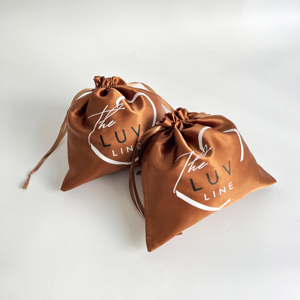 Pochette en satin brun personnalisée avec cordon de serrage, logo imprimé, sac cadeau en satin doux pour bijoux et emballage cosmétique - Product Image 5