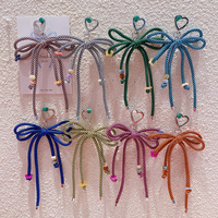 Porte-clés en corde torsadée rayée avec nœud perlé coloré et fermoir mousqueton en forme de cœur pour la décoration de sacs à main féminins - Vente en gros