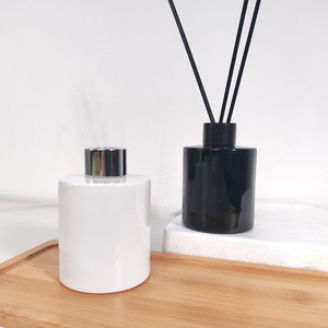 Juego de Difusores de Aromaterapia Personalizados de 5 oz (150 ml), Redondos, Negros y Blancos, con Botella de Vidrio para Aceites Esenciales y Aromas - Product Image 1