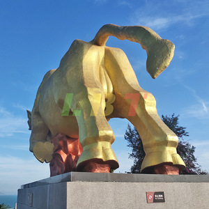 Réplica de fibra de vidrio de la escultura de toro de bronce, figura abstracta de animal personalizada para exteriores, montada en el suelo. - Product Image 3