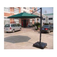 Parasol élégant et moderne haut de gamme en aluminium avec poteau latéral, robuste, revêtement polyester PA, base en marbre de 65 kg pour hôtel