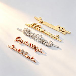 Étiquette de marque en métal à rivets embossés, plaquée sur mesure, écologique, pour robe abaya, vêtements, patchs. - Product Image 1