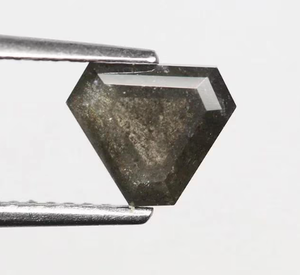 1.28 CT Diamant Lâche Naturel 7.3X6.2 MM Trillion Cut Triangle Noir Rosecut Diamant Bague De Mariage Cadeau en Couleur Noire - Product Image 4