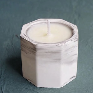 Paquet de bougies aromatiques parfumées Vanille Grandes bougies en ciment de cire d'abeille Béton de luxe parfumé dans un pot en céramique de marbre hexagone - Product Image 5