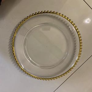 Assiette de présentation ronde décorative en acrylique transparent de 13 pouces avec bordure à perles dorées pour événements et dîners - Product Image 4