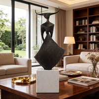 Sculpture abstraite de vache texturée en cuivre antique, base en marbre blanc, ornement humain à tête de taureau, fait main, luxe moderne pour maison et hôtel
