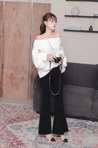Conjunto de Top Blanco con Hombros Descubiertos y Pantalones Negros de Pierna Recta con Corte Acampanado, Mezcla de Algodón Vietnamita, Cuello Barco, Manga Larga, Estilo Casual Femenino, Color Sólido - Product Image 2