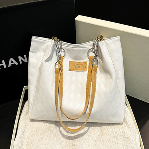 Nuevo bolso tote para mujer, gran capacidad, elegante y versátil, estilo coreano, diseño único. - Product Image 4