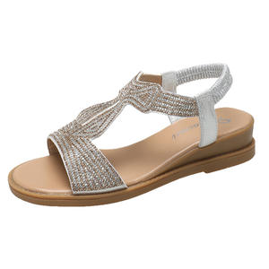 Tendances de la mode estivale : sandales à bout ouvert pour femmes, polyvalentes avec un design à lanières et une jupe résistante. - Product Image 4