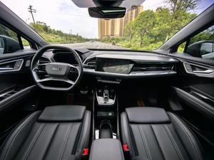 <span class=keywords><strong>Audi</strong></span> Q4 E-tron 40 SUV électrique d'occasion 2024, longue autonomie, véhicule électrique intelligent, prêt à l'exportation, gris sur noir - Product Image 4