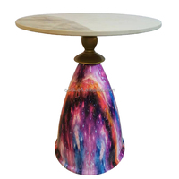 Table d'appoint contemporaine en métal aspect bois avec plateau en marbre blanc et structure en fer – Garantie 1 à 3 ans pour bar et salle à manger