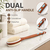 Esponja de baño de madera de caoba teñida con cerdas de fibra mixta de doble cara, con tiras antideslizantes azules y cordón para colgar.