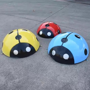 Sculpture de coccinelle en résine durable personnalisée, statue de coléoptère colorée pour la décoration des parcs et des aires de jeux pour enfants - Product Image 2