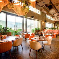 Meubles de café modernes en cuir sur mesure, tables et chaises en bois pour café, ensemble de sièges de canapé de luxe pour restaurant