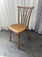Chaise en résine plastique effet bois à dossier croisé, empilable, capacité 800 lbs, pour banquets, hôtels, mariages et événements - Vente en gros