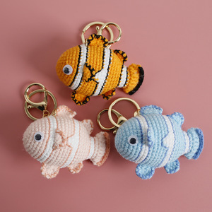 Poupées de poisson-clown tissées à la main, créatures marines exquises en laine au crochet, porte-clés poisson, jolis petits pendentifs animaux - Product Image 1