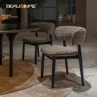 Chaise de salle à manger Virgola, tissu italien de luxe à motifs, rembourrée, dossier incurvé capitonné, pieds en bois massif, style moderne pour la maison, l'hôtel, la villa