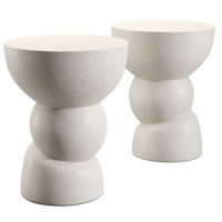 Table d'appoint fabriquée à la main en argile sculptée finie en blanc cassé mat apportant une beauté unique à la maison