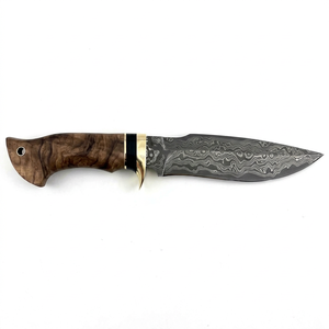Cuchillo de caza hecho a mano de acero de Damasco con hoja de punta clip, guardacuchillo de latón y mango de madera estabilizada - Product Image 1