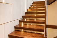 Escalier flottant invisible avec fixations dissimulées, design moderne à montée ouverte pour intérieurs de maisons de luxe