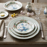 Service d'assiettes en céramique classiques à bord festonné, vaisselle décorative en porcelaine fine à motif floral pour cadeau de mariage et table de fête