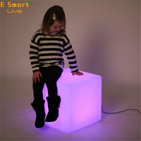 Meubles de patio / Chaise de bar LED Cube / Meubles LED d'extérieur rechargeables modernes Cube étanche / Ensembles de meubles de jardin avec table et chaises