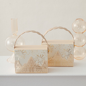 Caja de Regalo de Boda Roja con Diseño de <span class=keywords><strong>Castillo</strong></span> en Lámina Dorada 3D y Asa Ondulada de PU para Empacar Dulces - Product Image 2