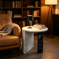 Table d'appoint moderne et créative en marbre noir et blanc contrastant, idéale pour les salons de luxe et les espaces d'art moderne.