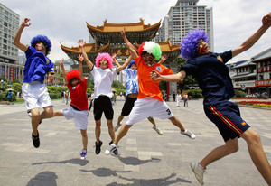 <span class=keywords><strong>Pelucas</strong></span> de <span class=keywords><strong>payaso</strong></span> y africanas baratas para adultos, accesorios de disfraces de discoteca, <span class=keywords><strong>pelucas</strong></span> de cosplay para aficionados al fútbol masculinos y femeninos - Product Image 4