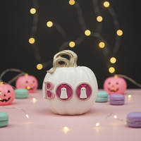 Décoration d'Halloween en résine : Citrouille découpée, Statuette fantôme 'Boo' rose pailletée, Ornement artisanal pour fêtes et maison, Fourniture en gros B2B, Fabriqué en Chine