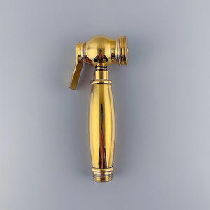 Robinet de <span class=keywords><strong>cuisine</strong></span> français <span class=keywords><strong>vintage</strong></span> à deux trous en acier inoxydable doré brossé Robinet chaud et froid avec pistolet pulvérisateur Robinet multifonction - Product Image 2