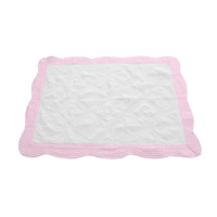 Couverture pour bébé brodée avec monogramme, motif en croix, courtepointe, bord festonné, courtepointe matelassée, couverture de bébé héritage, courtepointes pour enfants