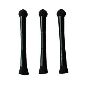 Manche en bois noir usine en gros cheveux synthétiques <span class=keywords><strong>pinceau</strong></span> de <span class=keywords><strong>maquillage</strong></span> pointe éponge pour l'utilisation du visage <span class=keywords><strong>pinceau</strong></span> de fond de teint correcteur à <span class=keywords><strong>Double</strong></span> extrémité - Product Image 1