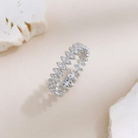 Anello Chic e Trendy con Diamanti Sintetici, Placcato in Oro Bianco 18K, Gioiello Raffinato per Fidanzamento e Matrimonio