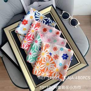 Foulard Quadrato con Motivo Crisantemo 70x70Cm, Accessorio Moda Donna, Stampa Floreale, Primavera Estate, Poliestere Multifunzionale - Product Image 1