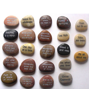 Pietra di <span class=keywords><strong>fiume</strong></span> personalizzata multicolore lucidata a specchio con incisione su misura per ornamento da giardino - Product Image 1