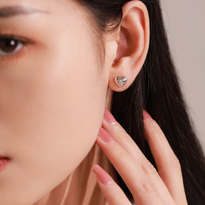 Pendientes Personalizables en Cobre con Circonita Redonda y Plata de Ley S925, Diseño Minimalista en Forma de Estrella y Corazón para Mujer - Product Image 5