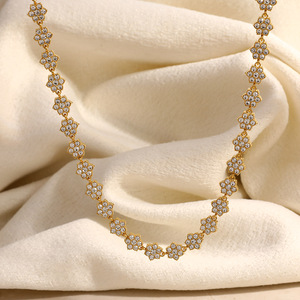 Collier en diamant plaqué or 18 carats, taille brillant ronde, motif pétale de fleur, pour usage quotidien - Product Image 4