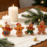 Fabrikpreis Lebkuchenmann-Hängeanhänger aus Harz, Mini-Kunststoff-Dekorationsanhänger für Weihnachtsbaumschmuck auf Lager