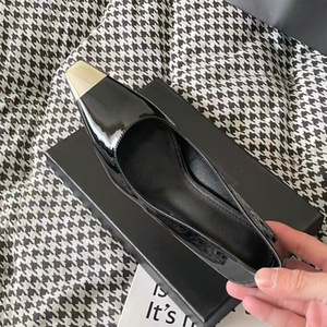 Zapatos de tacón alto de cuero negro brillante con punteras metálicas, tacones puntiagudos y delgados, estilo femenino, punta poco profunda, zapatos individuales para mujer. - Product Image 6