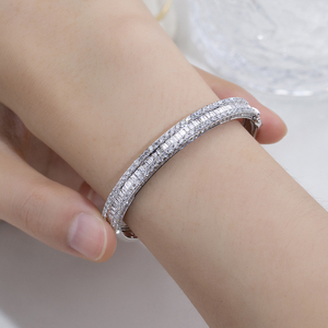 Bracelet de luxe pour femme en or blanc 18 carats, serti d'émeraudes et de diamants de laboratoire taille ronde, idéal pour les mariages et les soirées - MSR-675 - Product Image 4