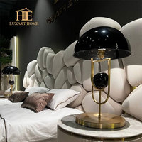 Lit double en cuir de luxe italien Villa moderne Meubles de chambre à coucher principale Conception irrégulière de lit doux haut de gamme