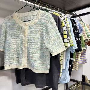 T-shirt da donna usate all'ingrosso per autunno inverno, in misto poliestere/cotone, colori assortiti, abbigliamento usato alla moda per negozi. - Product Image 3