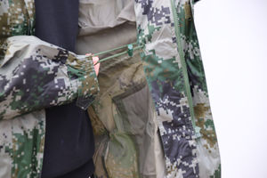 आउटडोर हल्के जलरोधक उच्च गुणवत्ता वाला छलावरण 150D ऑक्सफोर्ड कपड़ा पॉकेट वयस्क लंबा रेनकोट लंबा जैकेट - Product Image 6