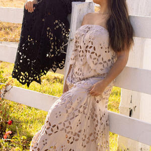 Ensemble deux pièces de haute qualité : haut hawaïen ajouré brodé sans bretelles et robe sur mesure 100 % coton - Product Image 4