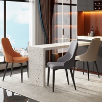 Chaise de salle à manger moderne nordique avec structure en acier et revêtement en cuir, dossier haut et accoudoirs, pour hôtel et restaurant