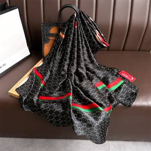 <span class=keywords><strong>Foulard</strong></span> di Poliestere Effetto Seta Firmato di Lusso 2025 da Donna con Stampa a Lettere per Abiti da Sera Estivi per Adulti - Product Image 3