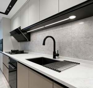 Armoires de cuisine sur mesure, finition mate, en PVC, avec rangement dissimulé et panier coulissant pour appartement - Product Image 4